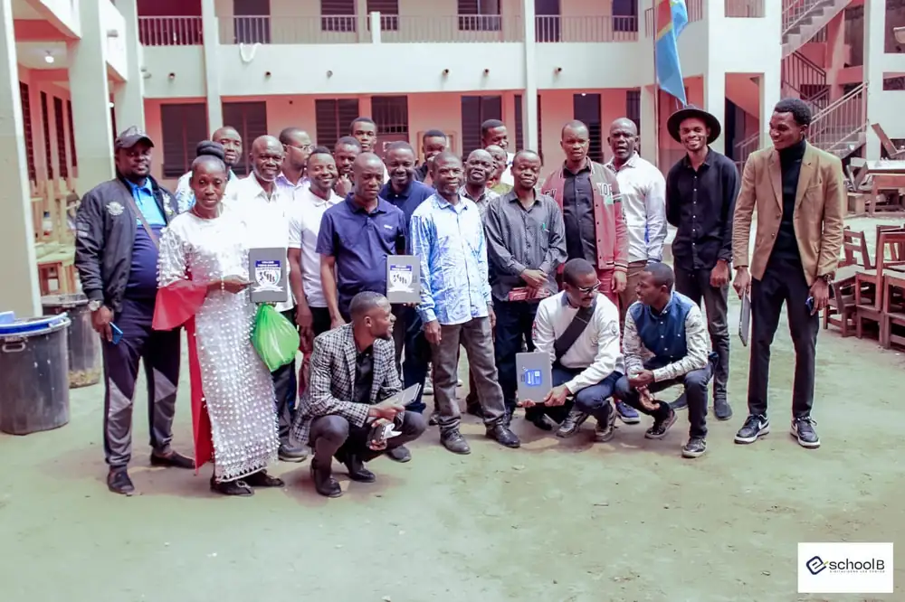 Photo de groupe des participants dans la cour du Collège Pierre Bouvet