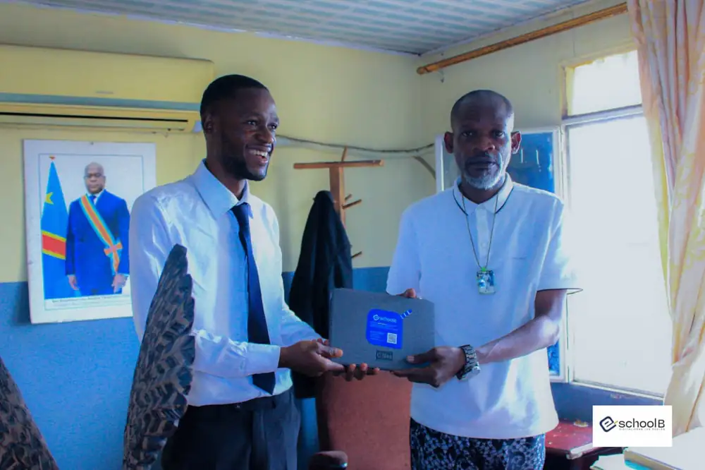 Remise d'une tablette E-School B à un responsable du réseau