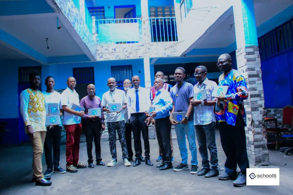 Photo de groupe dans la cour du complexe scolaire